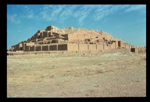 Vista desde el sur del Zigurat, construido por el rey elamita Untash-Gal (1265-46 a.C.)