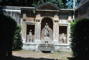 Vista del jardín, detalle de la fuente con sarcófago romano y estatuaria de Unbekannt