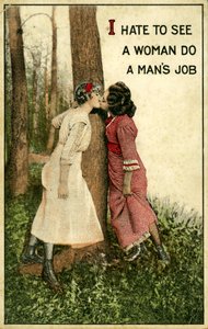 Postal antigua que muestra a dos mujeres besándose, "Odio ver a una mujer hacer el trabajo de un hombre" 1914 (lito)