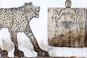 Pintura mural vudú en el Mercado Fetiche de Akodessewa, conocido como el mercado vudú más grande del mundo. Lomé, Togo