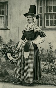 Gales. Una dama galesa antigua y majestuosa, fiel al traje nacional. 1920 de Unbekannt