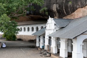 Edificio blanco debajo de una pared rocosa; templo cueva; Templo Dorado; Dambulla; Sri Lanka; Asia
