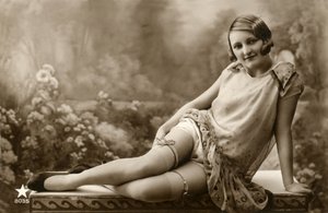 Mujer con vestido claro, c. principios de 1900 (postal)