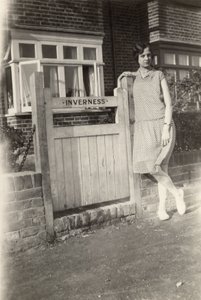 Mujer fuera del Inverness B&B, Broadstairs, Kent, c. 1920s de Unbekannt
