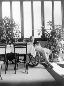 Mujer sentada en una mecedora, leyendo un libro. 1915 aprox. Alemania Foto histórica, mujer leyendo, ca. 1915.
