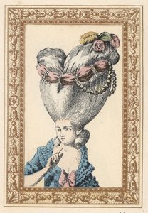 Mujer con el pelo peinado hacia arriba sobre un puf (soporte) y decorado con flores, perlas y un fajín, llamado la Pulga. El puf lleva la Chía. Litografía coloreada a mano por de Laubadere de la obra de Octave Uzane Peinado elegante o galas excéntricas de 