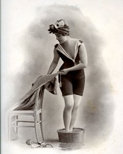 Mujer joven en bañador (de la Belle Epoque) dándose un baño de pies, hacia 1900 (fotografía en b/n) de Unbekannter Künstler