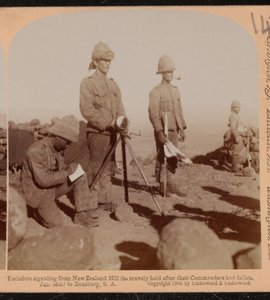 Equipo de heliógrafos del Regimiento de Yorkshire señalando desde la Colina de Nueva Zelanda, Guerra de los Bóers de Underwood and Underwood