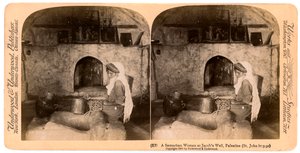 Una mujer samaritana en el pozo de Jacob, Palestina, 1900 de Underwood and Underwood