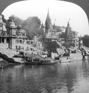 Un ghat en llamas en el Ganges en Benarés Varanasi, India, 1900s de Underwood and Underwood
