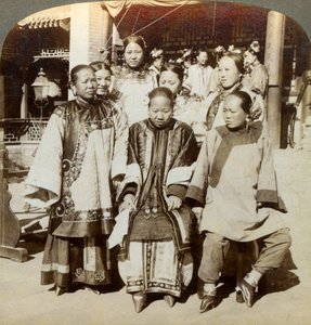 Un grupo de mujeres en el patio de una casa rica china, Pekín, China, 1902 de Underwood and Underwood