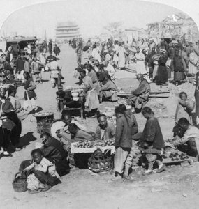 Un mercado en la ciudad norteña tártara, mirando hacia la Torre del Tambor, Pekín, China, 1901 de Underwood and Underwood