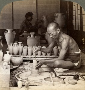Un alfarero y su rueda, modelando un jarrón de porcelana Awata, obras de Kinkosan, Kioto, Japón, 1904 de Underwood and Underwood