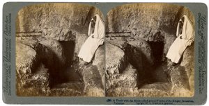 Una tumba con la piedra de entrada removida, Jerusalén, 1901 de Underwood and Underwood