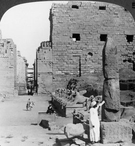Avenida de imágenes sagradas después de la excavación, Karnak, Tebas, Egipto, c1900 de Underwood and Underwood
