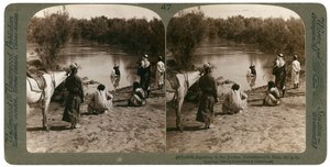 Bautismo en el río Jordán, Palestina, 1903 de Underwood and Underwood