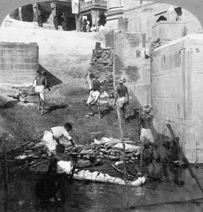 Bañando y quemando a los muertos hindúes, Benarés Varanasi, India de Underwood and Underwood