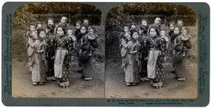 Hermanas mayores y hermanos menores en la Tierra del Sol Naciente, Yokohama, Japón, 1904 de Underwood and Underwood