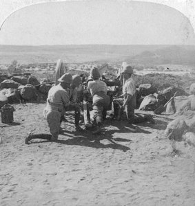 Artillería británica en acción, Sudáfrica, Segunda Guerra Bóer, 6 de febrero de 1900 de Underwood and Underwood