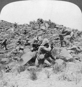 Soldados británicos en acción, Sudáfrica, Guerra de los Bóeres, 1901 de Underwood and Underwood