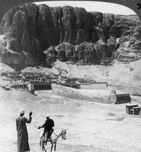 Enterrado por siglos - terrazas con columnas del templo en Der-el-Bahri, Tebas, Egipto de Underwood and Underwood