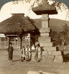 Niños en el patio de recreo de una escuela de pueblo, Japón de Underwood and Underwood