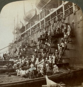 Cargando carbón en el SS Siberia del correo del Pacífico, en la estación naval fortificada de Nagasaki, Japón de Underwood and Underwood