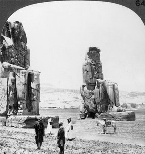 Estatuas colosales de Memnón en Tebas, Egipto, 1905 de Underwood and Underwood