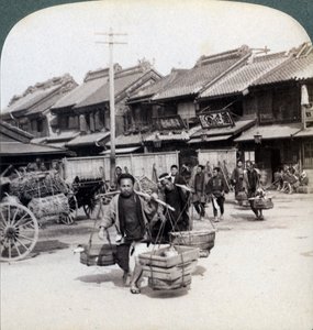 Coolies, escena callejera en Tokio, 1896 de Underwood and Underwood