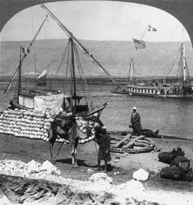 Dahabiyehs en el río listos para un viaje por el Nilo, Egipto, 1905