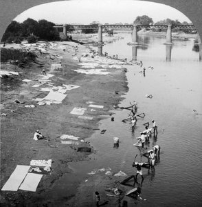 Dhobis lavando ropa en el río Goomti, cerca de Lucknow, India, 1900s de Underwood and Underwood