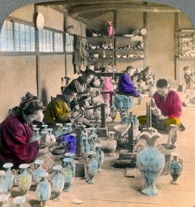 Decorando porcelana Awata en las famosas obras de Kinkosan, Kioto, Japón, 1904 de Underwood and Underwood