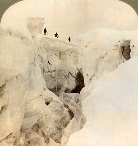 Descenso del Mont Blanc - enormes grietas cerca de la cumbre, Alpes, 1901 de Underwood and Underwood