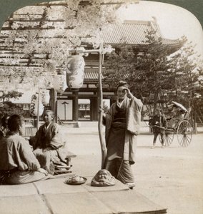 Racimos caídos de glicinas sobre el porche de una casa de té, Kioto, Japón, 1904 de Underwood and Underwood