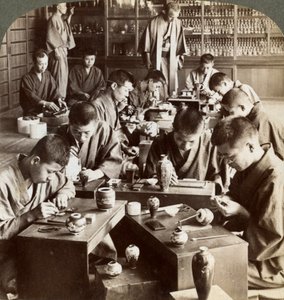 Trabajadores expertos creando diseños en cloisonné, Kioto, Japón