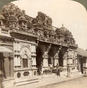 Ornamentación exquisitamente tallada de un templo hindú budista, Colombo, Ceilán de Underwood and Underwood