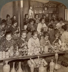 Chicas de fábrica decorando cerámica barata para los mercados extranjeros, Kioto, Japón, 1904