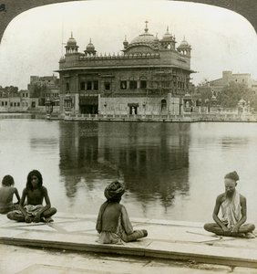 Fakires en Amritsar, mirando al sur hacia el Templo Dorado, India, c. 1900s de Underwood and Underwood