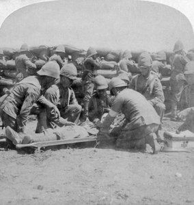 Primeros auxilios a un fusilero herido, Batalla de Honey Nest Kloof, Guerra de los Bóers, Sudáfrica, febrero de 1900 de Underwood and Underwood