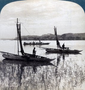 Barcos de pesca regresando al atardecer, cerca de Yokohama, Japón, 1904 de Underwood and Underwood