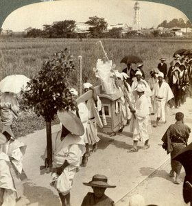 Procesión fúnebre de un rico budista, en el camino a Sakai, mirando hacia Osaka, Japón, 1904