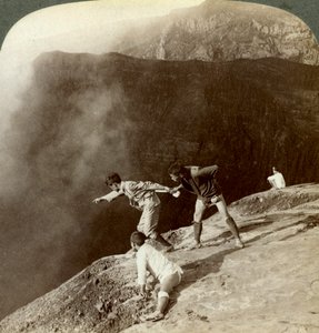 Mirando a través de vapores sulfurosos en las profundidades del cráter, Aso-San, Japón, 1904