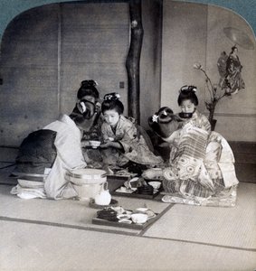Geishas en la cena, Tokio, Japón, 1904 de Underwood and Underwood
