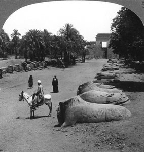 Gran avenida que se acerca al Templo de Karnak, Tebas, Egipto, 1905 de Underwood and Underwood