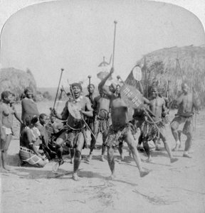 Deportes heroicos del Kraal, una danza de guerra zulú, Zululandia, Sudáfrica, 1901