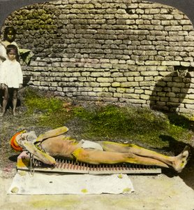 Devoto hindú en una cama de clavos cerca del santuario de Kali, Calcuta, India, principios del siglo XX