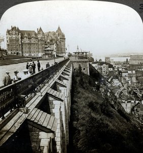 Hotel Chateau Frontenac y Terraza Dufferin, Quebec, Canadá de Underwood and Underwood