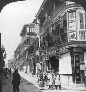 En la calle de las casas de té, Shanghái, China, 1901 de Underwood and Underwood