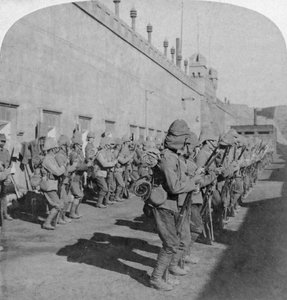 Inspección del Regimiento de Cheshire en el fuerte de Johannesburgo, Guerra de los Bóeres, Sudáfrica, 1901 de Underwood and Underwood