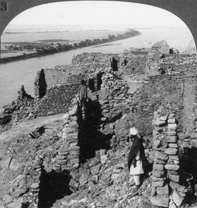 Kasr Qasr Ibrim y una vista del Nilo en Nubia, Egipto, 1905 de Underwood and Underwood